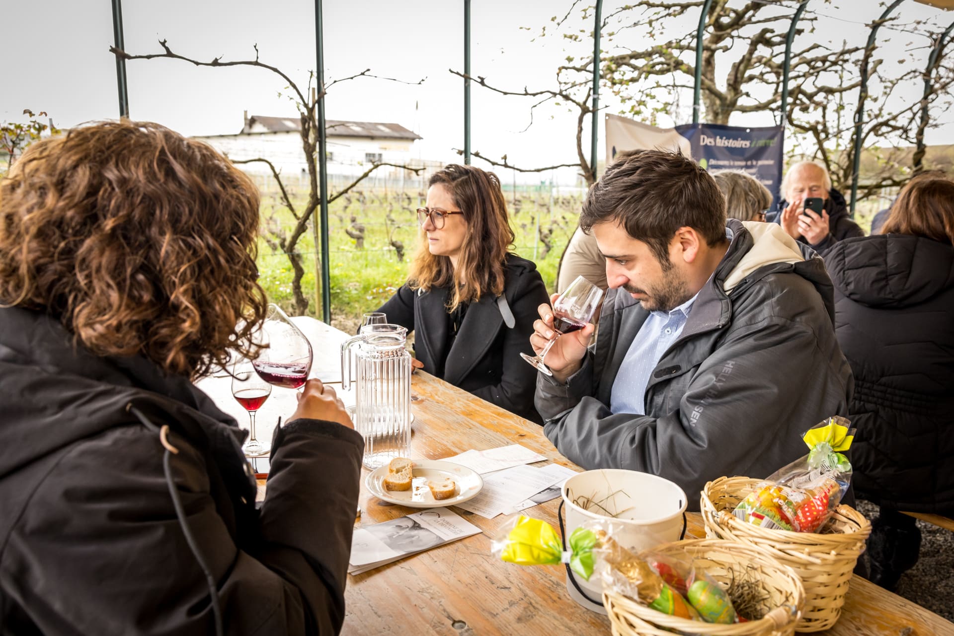 Chasse aux oeufs dans les vignes, fluo party et dégustation de vins à Peissy - Photo 11