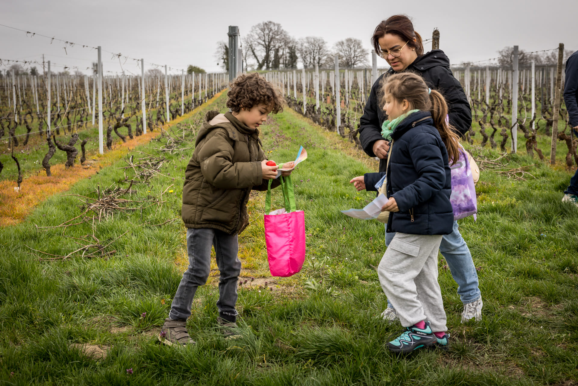 Chasse aux oeufs dans les vignes, fluo party et dégustation de vins à Peissy - Photo 5