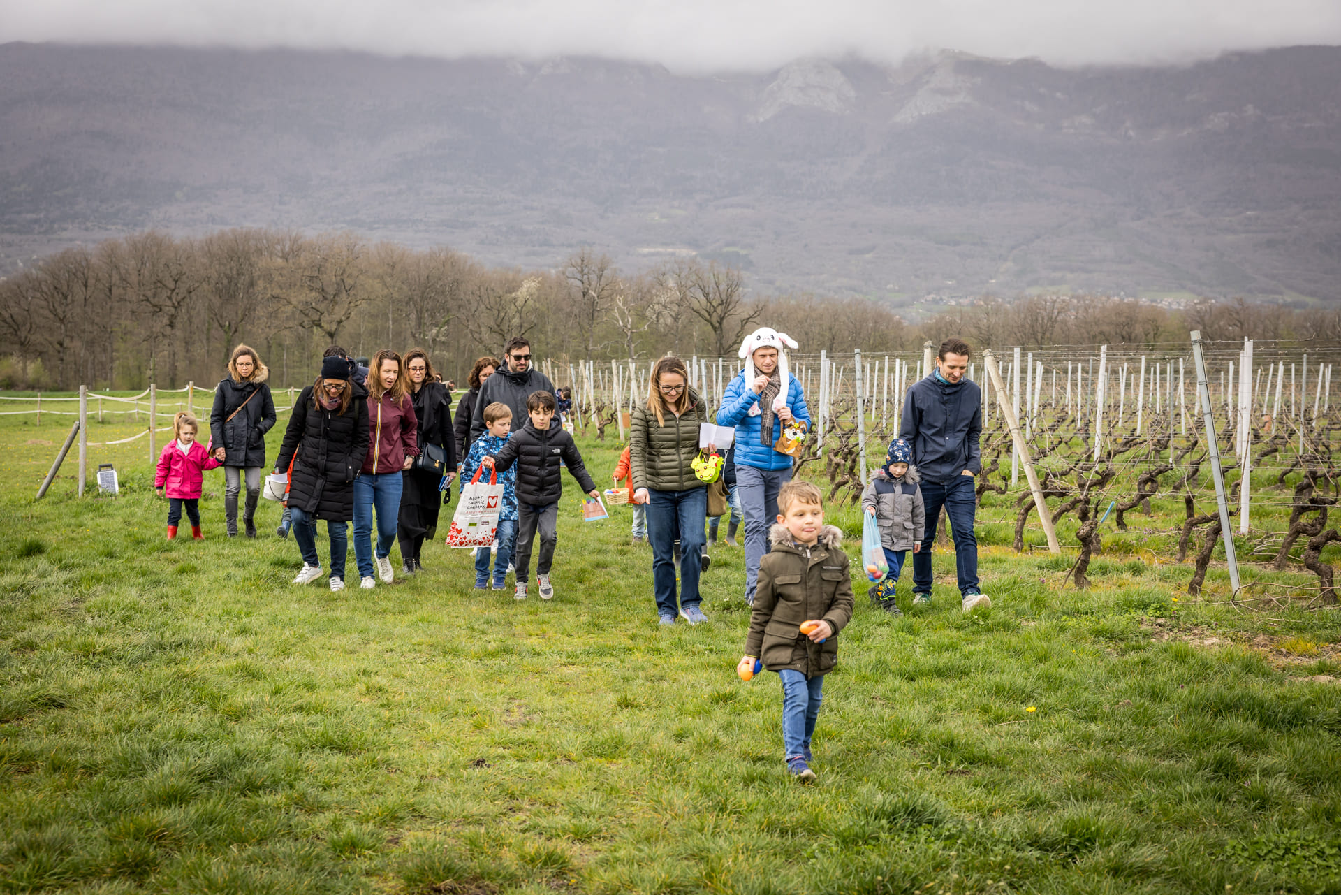 Chasse aux oeufs dans les vignes, fluo party et dégustation de vins à Peissy - Photo 6