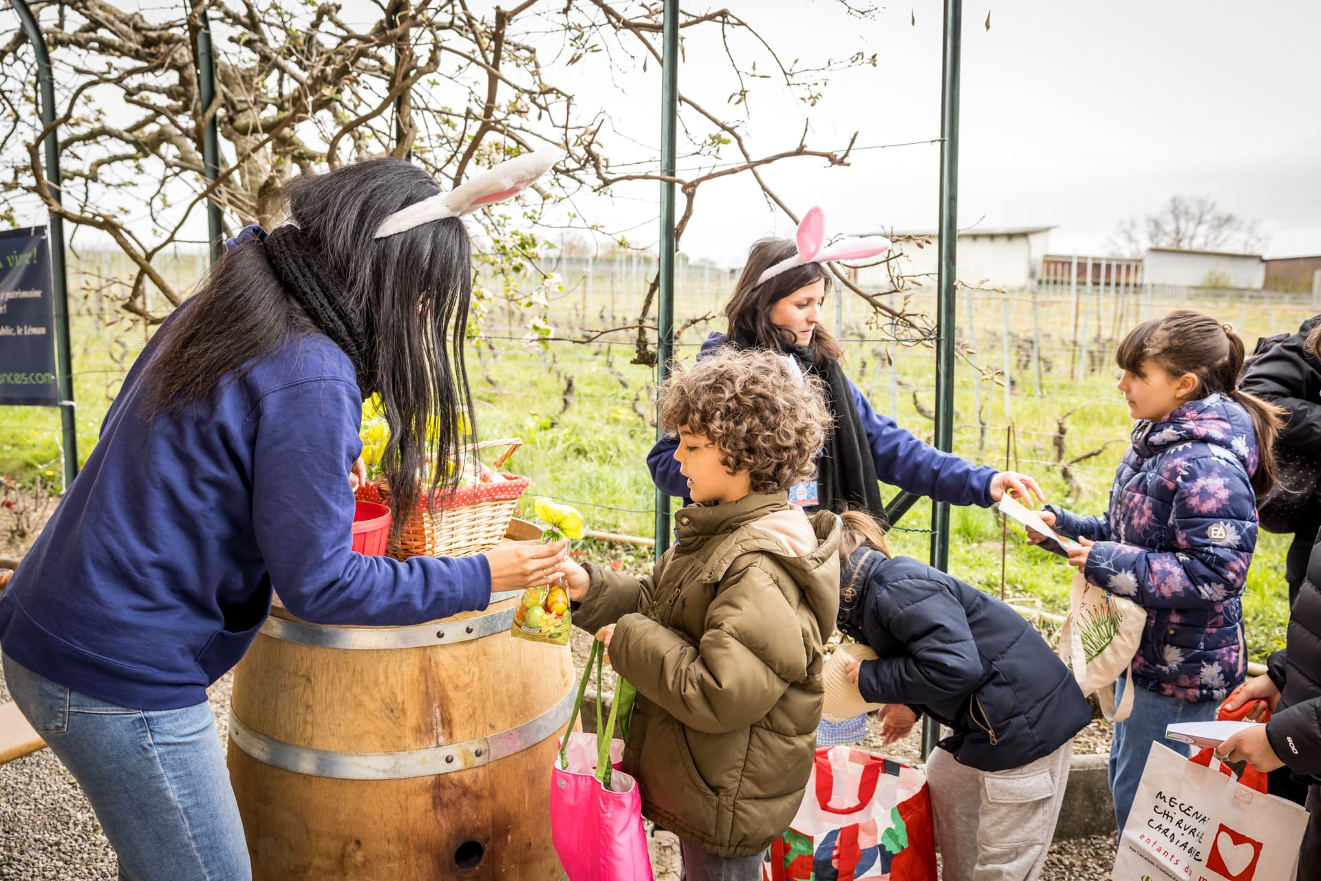 Chasse aux oeufs dans les vignes, fluo party et dégustation de vins à Peissy - Photo 7