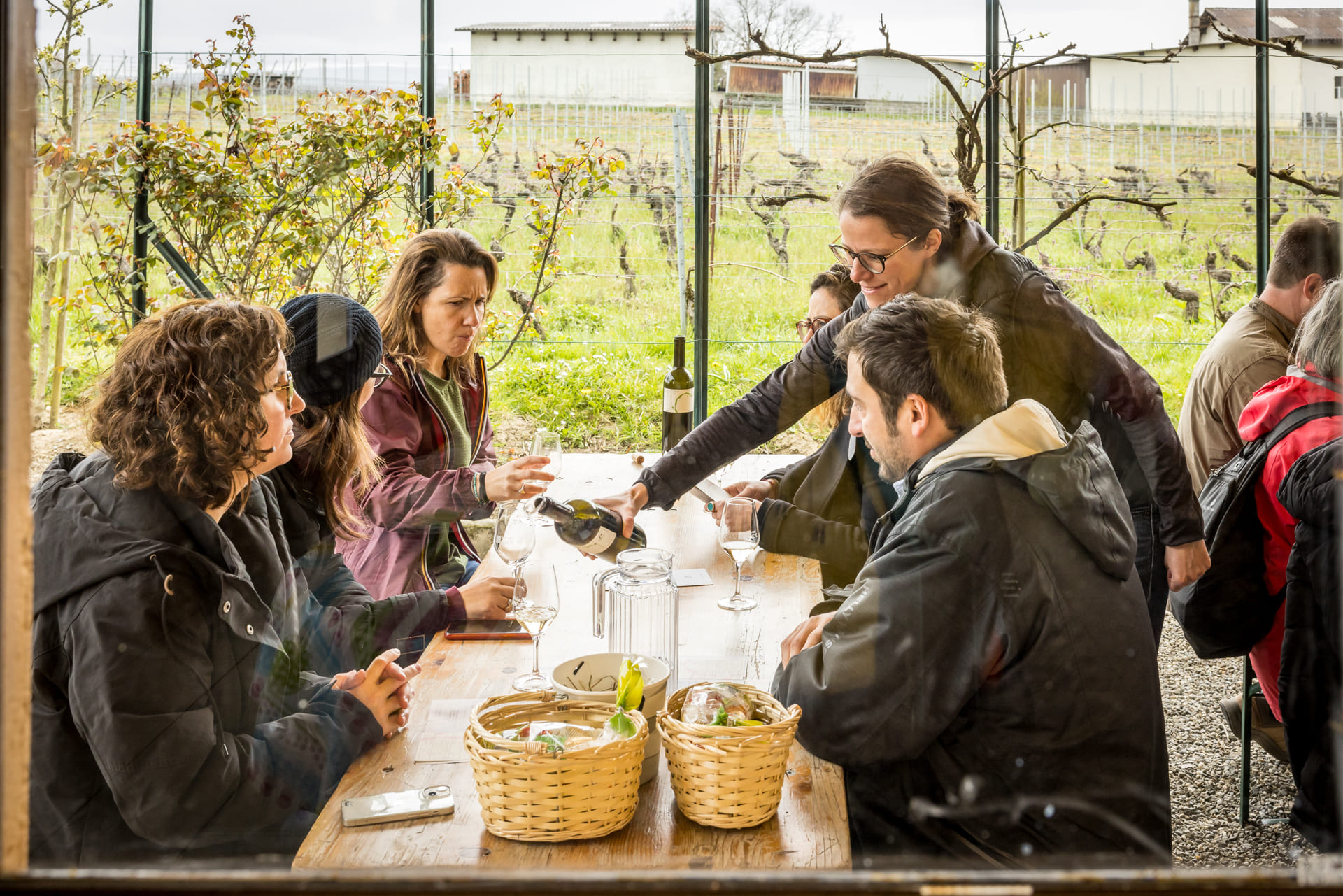 Chasse aux oeufs dans les vignes, fluo party et dégustation de vins à Peissy - Photo 8