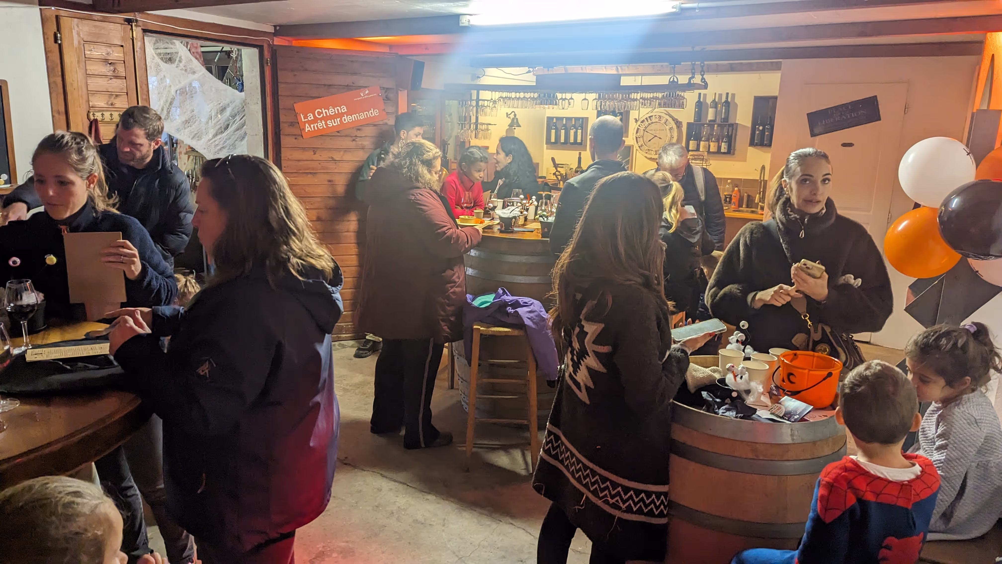 Chasse aux oeufs dans les vignes, fluo party et dégustation de vins à Peissy - Photo 1